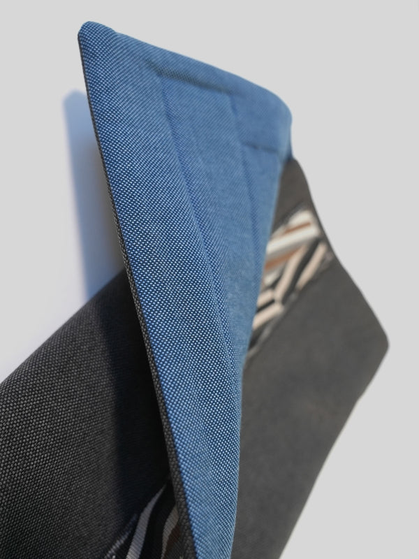 Hundedecke Schwarz & Blau aus Möbelstoff mit Grafik-Borte