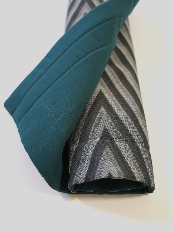 Hundedecke Schwarz-Grau mit Zickzack-Muster & Petrol aus Outdoorstoff mit schlichter Borte