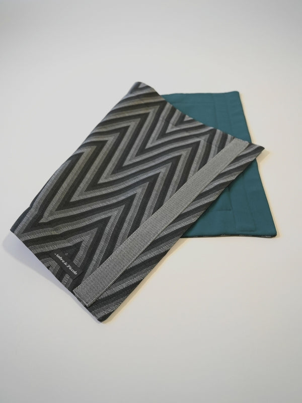 Hundedecke Schwarz-Grau mit Zickzack-Muster & Petrol aus Outdoorstoff mit schlichter Borte