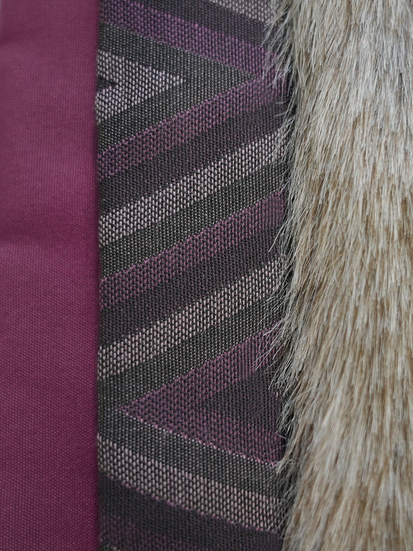 Hundedecke Violett mit Zickzack-Muster & Aubergine aus Outdoorstoff mit breiter Fake Fur-Borte