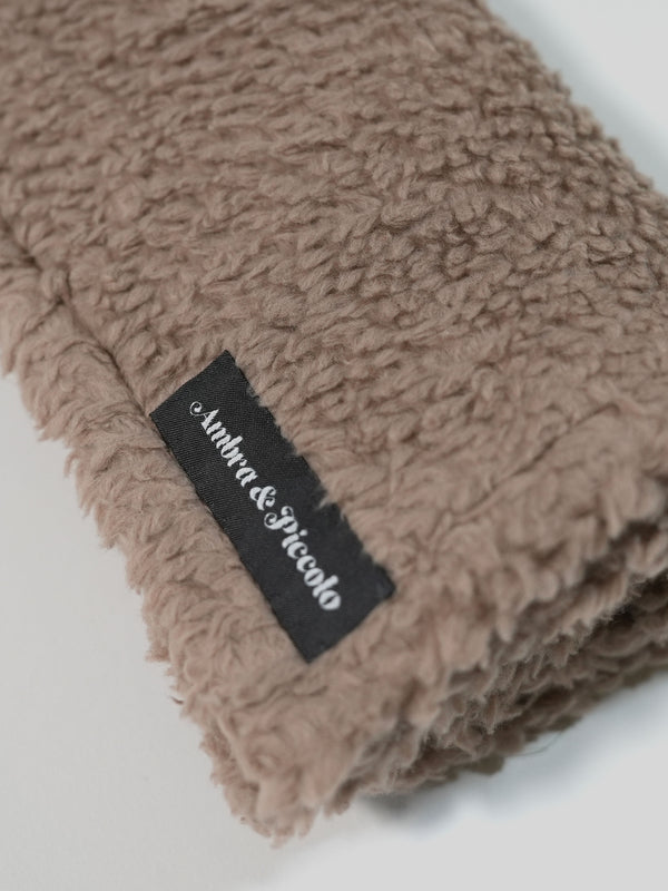 Weiche Kuscheldecke in Taupe aus Teddyplüsch