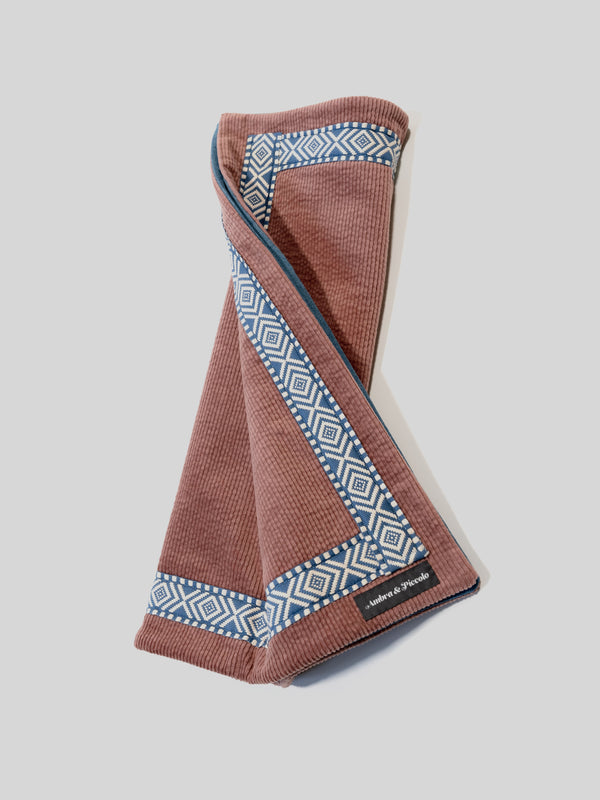 Hundedecke aus altrosa Cord & blauem Jeansstoff mit Ethno-Borte rundum