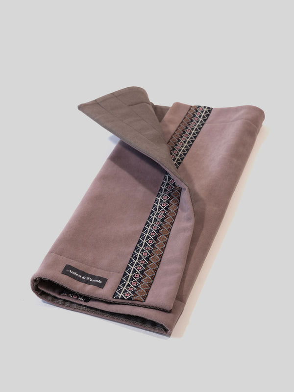 Hundedecke Altrosa & Taupe aus Möbelstoff mit Ethno-Borte