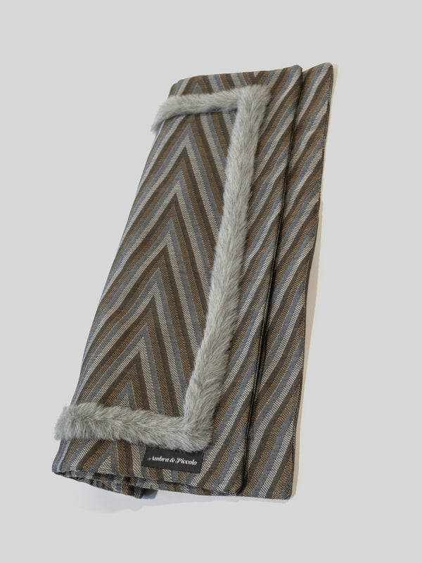Hundedecke Beige-Blau mit Zickzack-Muster aus Outdoorstoff mit Fake Fur-Borte