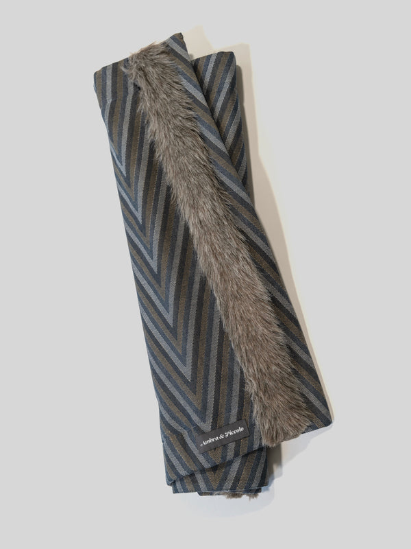 Hundedecke Blau-Beige mit Zickzack-Muster aus Outdoorstoff mit Fake Fur-Borte