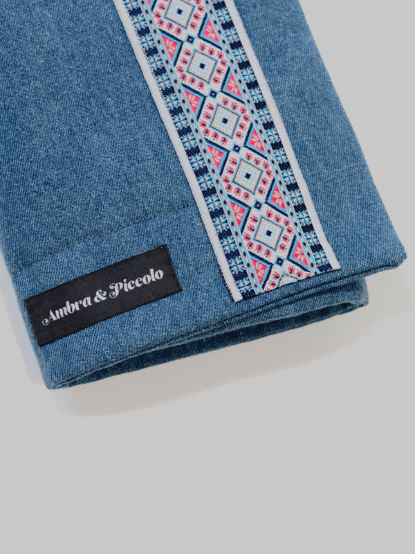 Hundedecke aus blauem Jeansstoff mit Ethno-Borte
