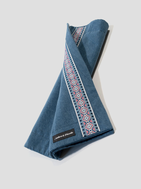 Hundedecke aus blauem Jeansstoff mit Ethno-Borte