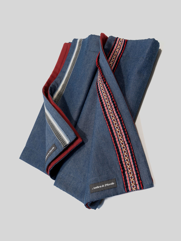 Hundedecke Blau & Rot aus Outdoorstoff mit Ethno-Borte