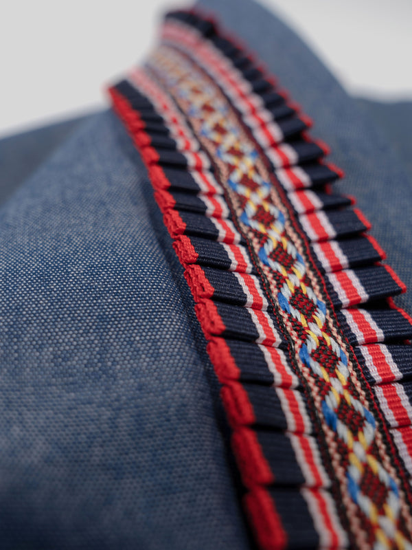 Hundedecke Blau & Rot aus Outdoorstoff mit Plissee-Borte