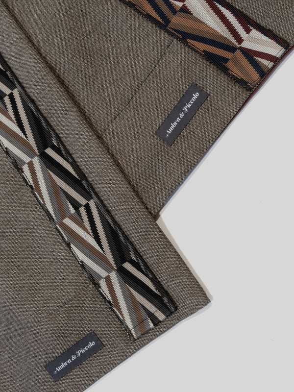 Hundedecke Hellbraun & Taupe aus Möbelstoff mit Grafik-Borte