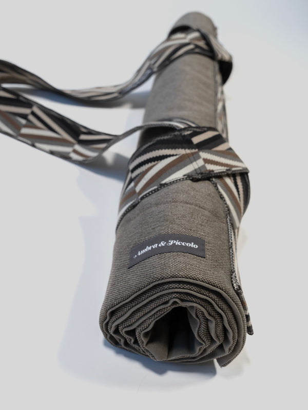 Hundedecke Hellbraun & Taupe aus Möbelstoff mit Grafik-Borte