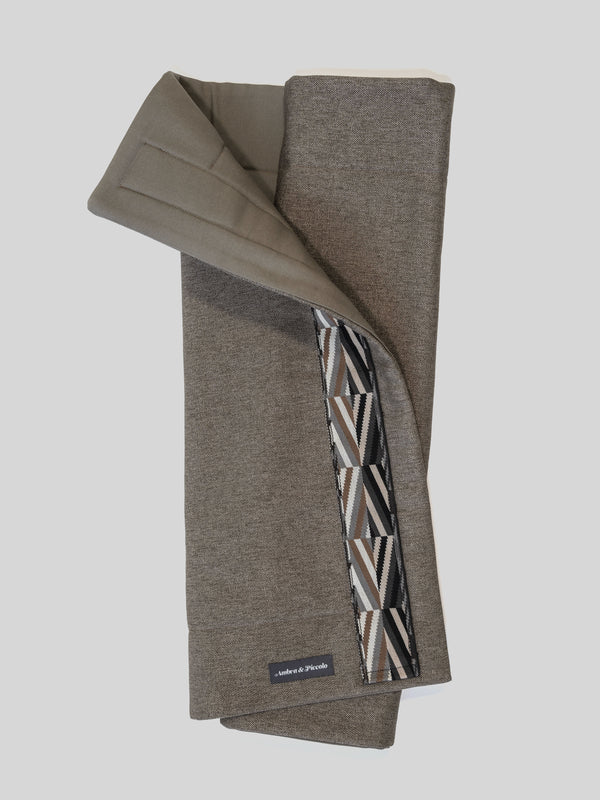 Hundedecke Hellbraun & Taupe aus Möbelstoff mit Grafik-Borte