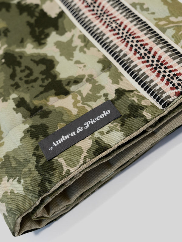 Hundedecke mit grünem Camouflage-Muster aus Baumwolle mit Ethno-Borte