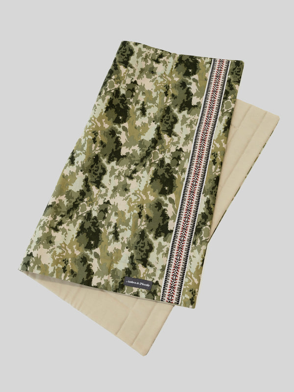 Hundedecke mit grünem Camouflage-Muster aus Baumwolle mit Ethno-Borte