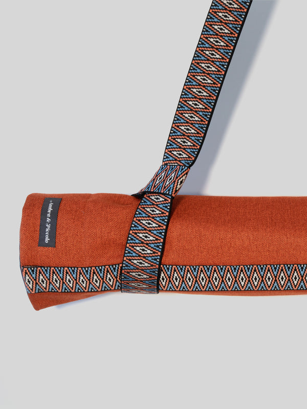 Hundedecke Orange & Blau aus Möbelstoff mit Ethno-Borte