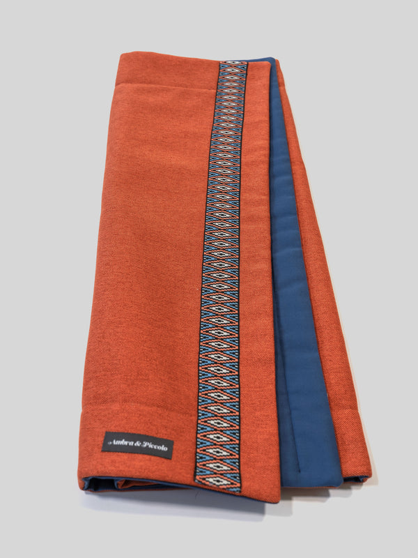 Hundedecke Orange & Blau aus Möbelstoff mit Ethno-Borte