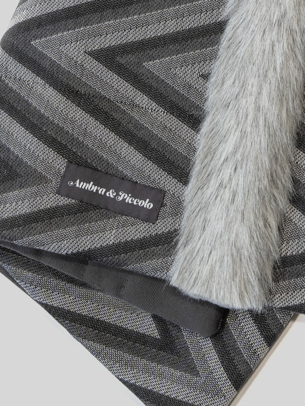 Hundedecke Schwarz-Grau mit Zickzack-Muster aus Outdoorstoff mit Fake Fur-Borte