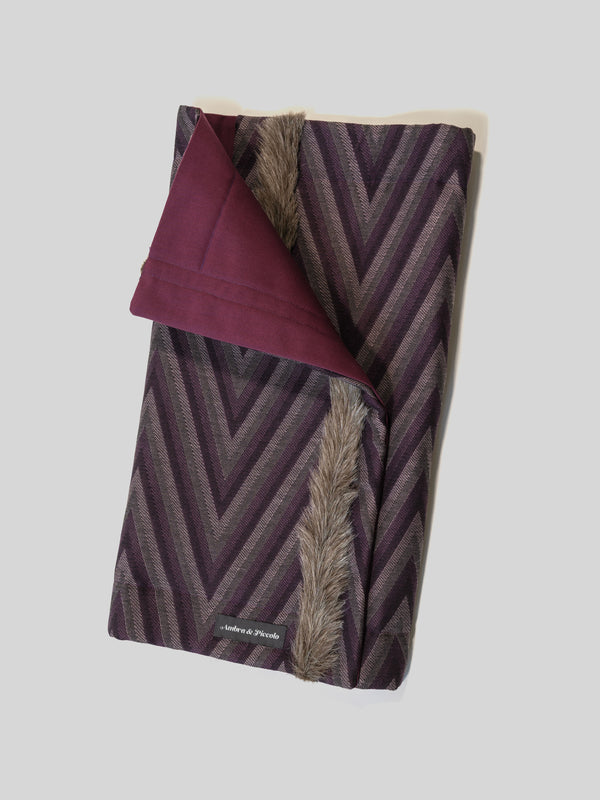 Hundedecke Violett mit Zickzack-Muster aus Outdoorstoff mit Fake Fur-Borte