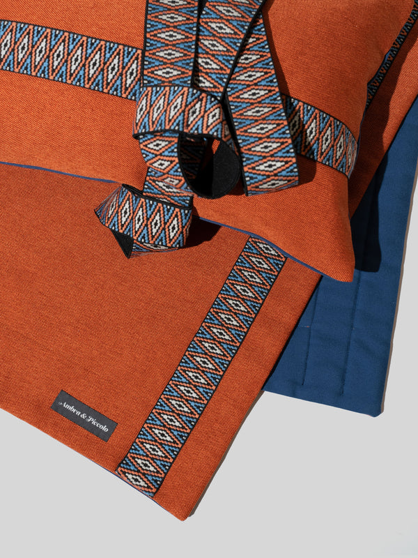 Kissenbezug Orange & Blau aus Möbelstoff mit Ethno-Borte