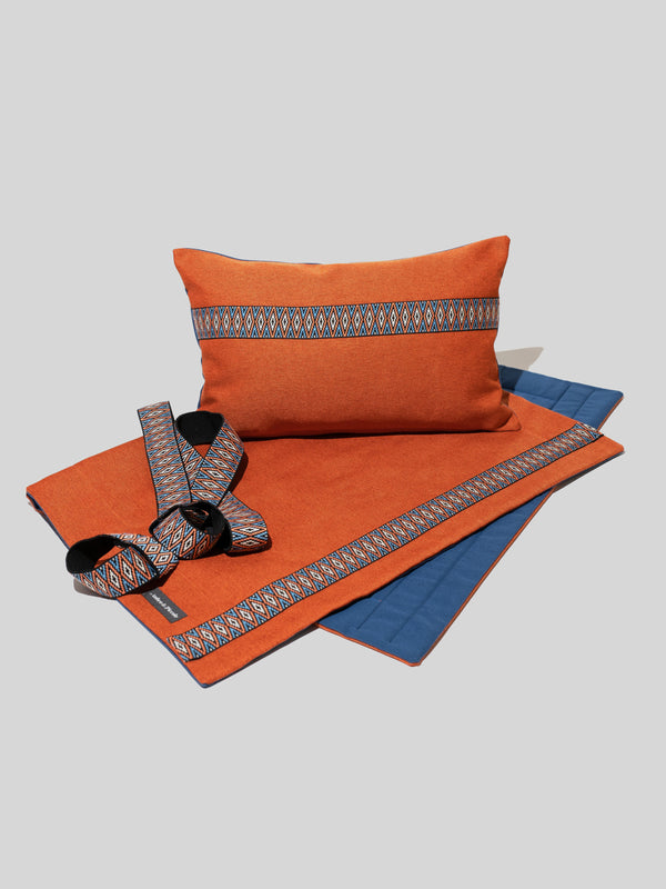 Kissenbezug Orange & Blau aus Möbelstoff mit Ethno-Borte