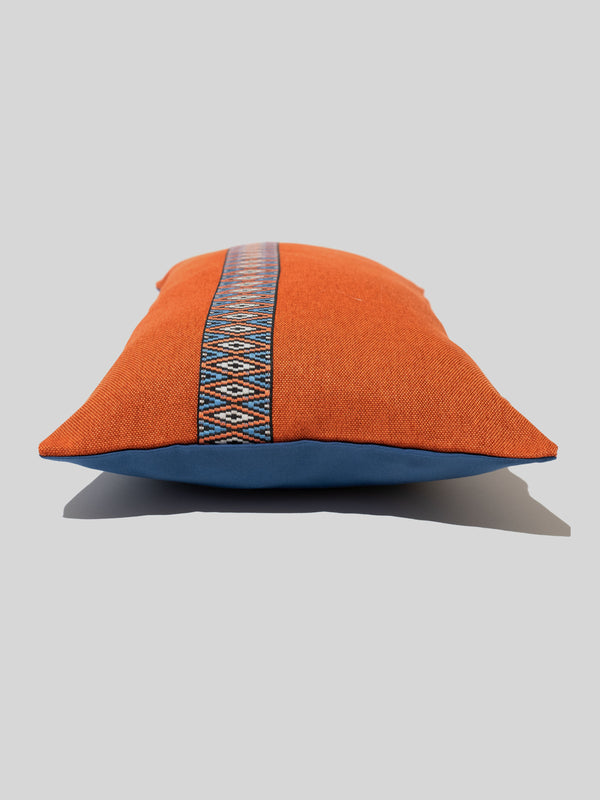 Kissenbezug Orange & Blau aus Möbelstoff mit Ethno-Borte
